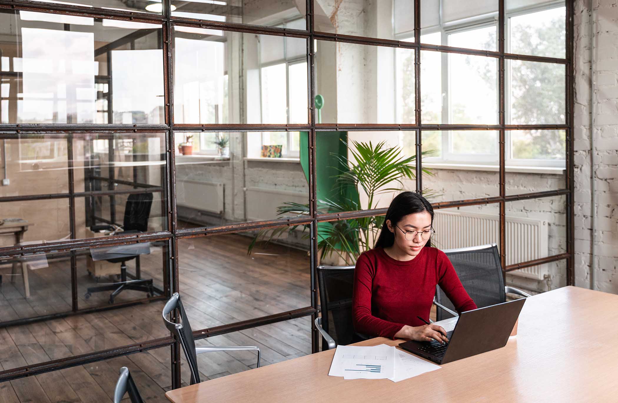 beautiful-woman-working-in-the-office-UH2QA6S.jpg